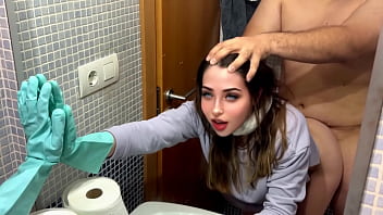 video 私が掃除をしていたとき義父がバスルームで私を彼は私を息もできないほどセックスさせた私は禁断のセックスを本当に楽しんでいる sex