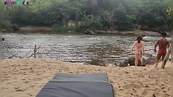 video 彼女を小川に連れて行ってお風呂に入れたのですがとても硬かったのでひょうたんを手で割ってしまいました sex