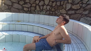 video я дрочу в джакузи моя очень сексуальная сводная сестра подходит и смотрит вниз sex