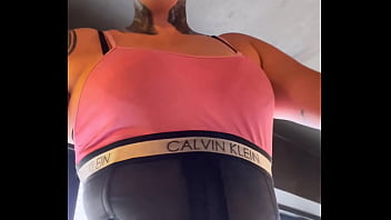 video в спортзале меня чуть не выгнали за то что я надел блузку на девушку я вся вспотела и пот стекал по моей пизде sex