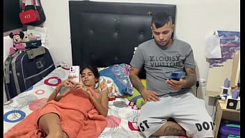 video 義理の妹が家に帰ってくると仕事に疲れた痩せた女の子が私にマッサージをしてくれと頼んできた私は彼女を強く抱き締めると彼女は私が彼女の中に射精するまで私のペニスを入れてくれと頼んできた スペイン語のポルノ sex