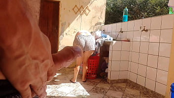 video я застал свою падчерицу за стиркой белья в шортах я возбудился и мне понравилась ее супер горячая киска sex