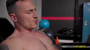 video мускулистый жеребец едет на татуированном спортсмене в спортзале nextdoorbuddies sex