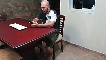 video пока моя сводная сестра убирается в доме я ублажаю ее и даю ей выпить свою сперму sex
