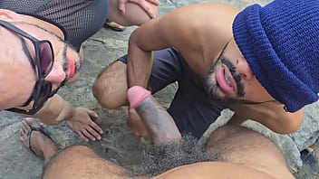 video 私は浜辺の岩の上に小便をしようとして黒人と白人の二人の子供の尻を食べることになりました彼らは私が叩いてミルクを搾れるようにきれいに口を開けてくれましたフルで見たい場合はxvideos premiumにアクセスしてください sex