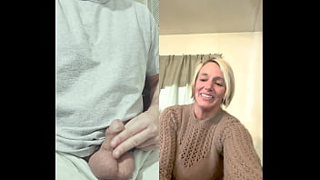 video 42летняя мамаша впервые видит как бьют яйца sex