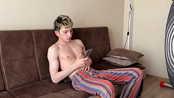 video 友達を家に招きディープスロートフェラをしてもらいましたその後彼の甘いお尻を舐めてファックしました sex