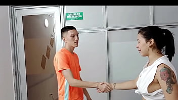 video богатый трактик с студентом который нанимает меня для персонализированных занятий в тренажерном зале какая богатая sex