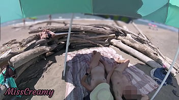 video 2 женаэксгибиционистка на открытом воздухе любительница milf дрочит большой член на нудистском пляже перед sex