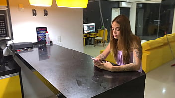 video молодая девушка занимается сексом с курьером после получения заказа в одних трусиках полный xvideos красный sex