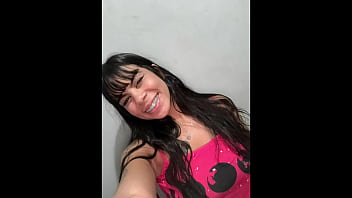 video その小さな顔に騙されないでください 18歳のがファヴェーラで2人の男とダブル挿入をしているところを撮影される sex