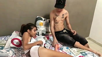 video ああ義理の弟が私のディルドを見つけて彼のチンポを入れろと強要してきたさもないと両親に言うぞ 中出し sex