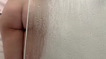 video 義理の兄がシャワーを浴びている妹のオナニーとこっそり録画しているのを目撃妹は怒らず兄のチンポの大きさに驚き興奮していた入って私のお尻に射精して激しくファックしてお願いだから抜かないで sex