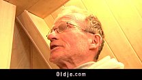 video 2人の素敵なおじいちゃんに犯された角質のブロンドのティーン sex