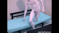 video イケメンビデオ彼は服を脱ぎ捨てるとかなり生意気に見えます sex