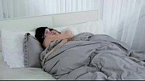 video ベッドでオーガズムに指で触れているレズビアン sex