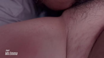 video 인도네시아 포르노 호색한 큰 가슴 아내 바람피우는 바람을 피우고 남편이 다른 방에서 쉬고 있는 동안 옆집 남자가 그녀의 털이 많은 보지와 섹스할 수 있게 합니다 sex