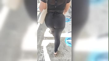 video зрелая женщина с большой задницей в леггинсах на улице sex