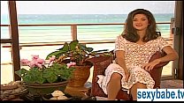 video 日焼けしたスーパーベイビーは砂浜で自分自身をこすります sex