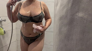 video подглядываю за мачехой в душе с помощью скрытой камеры sex