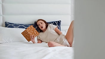 video горячая цыпочка застукана за мастурбацией с грязной книгой pervteen sex