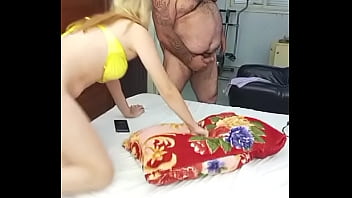 video молодая девушка пришла с вечеринки желая отдать это мужчине sex