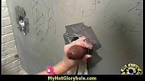 video возбужденная дама наслаждается межрасовым сосанием члена через дырку в стене 1 sex