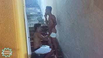 video два парня с большими членами трахаются на лестнице фавелы полностью в красном sex