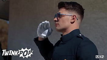 video twinkpop джек уотерс кончает когда его трахают по спине а затем встает на колени чтобы принять на себя нагрузку sex
