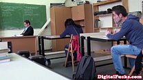video ブルネットの女子高生はクラスでコックをファック sex