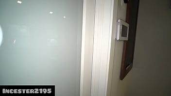 video мама заставляет меня жестко трахать ее в душе потому что папа давно ее не трахал sex