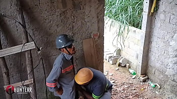 video 電気技師はアシスタントの尻に入れるためだけに尻を食べるのが好きだと言う sex