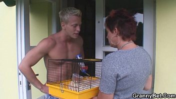 video старая телочка позволяет ему соблазнить ее sex