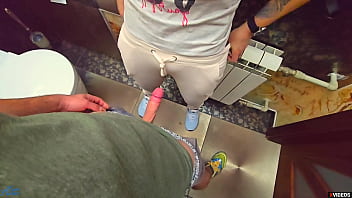 video незнакомец кончил мне в трусики в туалете ресторана sex