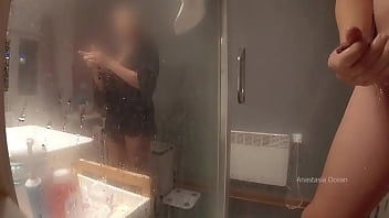 video 義母が彼のバスルームに来て彼が自慰行為を始めた彼女はそれを見るのが好きなんだ私の変態家族 sex