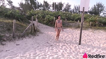video джапинья нашла на пляже красавчика и потащила его в угол чтобы трахнуть его в меху sex