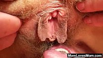 video шерстистую милфу трахает безумная блондиночка женушка sex