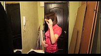 video このブルネットの髪の見知らぬ人が叩いているのを見つめてください sex