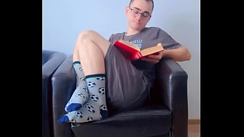 video этот милый мальчик закончил университет и дрочит перед игрой на playstation sex