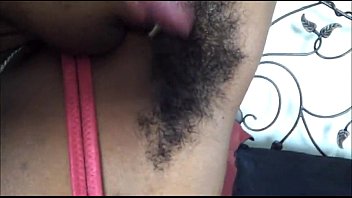 video 貧しい黒毛のは彼女の脇毛をなめる sex