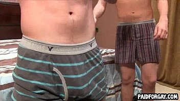 video прямой красавчик сосет член за деньги в любительском видео sex