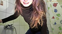 video ジーンズはビキニのパンティーを濡らしているように見える sex