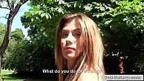 video カメラを持つ男は公共の場でユーロの可愛い人をファック sex
