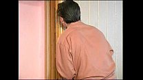 video 太ったお母さんは彼女の義理の息子が自慰行為をしているのを見つけて彼の脳をファックします sex