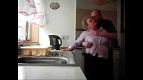 video lolママとパパは台所で楽しんでいるのを見つけました隠しカメラ sex