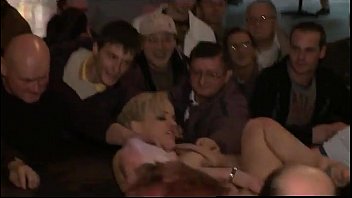 video член аудитории стрипшоу приглашен на сцену sex