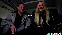 video горячая блондинкашлюшка трахается на публике sex