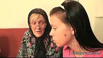 video ホットベイビーはおばあちゃんがコックを吸うのを助けます sex