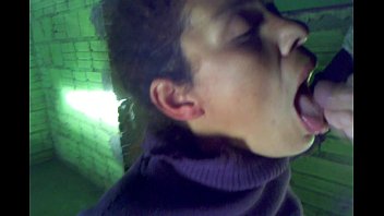 video молодая шлюха из фаррапоса принимает сперму в рот sex