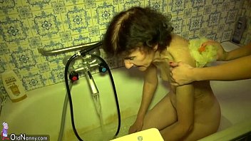 video бабушка и внучка купаются в ванне sex